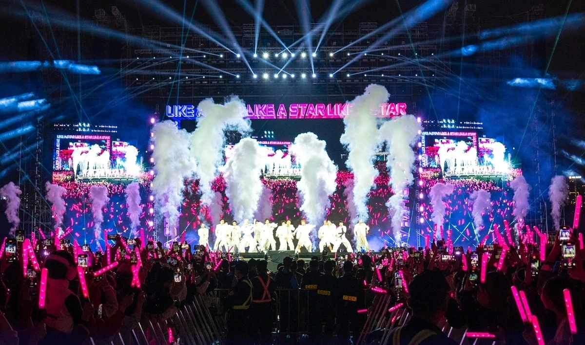 Khán giả tiếp tục xếp hàng từ 3 giờ sáng chờ xem Anh trai say hi-4