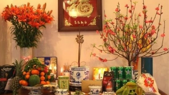 Vì sao không nên thổi để làm tắt nến trên bàn thờ?-1