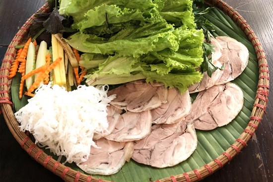 Ba không khi ăn rau sống