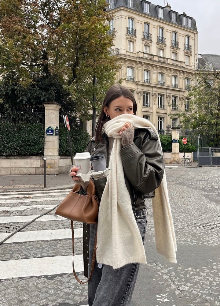 Cách kết hợp áo len dệt kim phù hợp nhất với phụ nữ ở độ tuổi 50-5