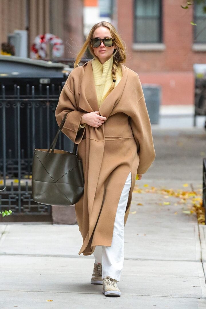 Cách kết hợp áo len dệt kim phù hợp nhất với phụ nữ ở độ tuổi 50-3