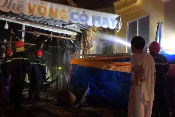 Cháy quán ăn trên phố Võ Thị Sáu, Hà Nội, khói bốc cao hàng chục mét-4