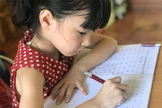 Vợ chồng chiến tranh lạnh vì ép con luyện viết chữ đẹp đến nửa đêm