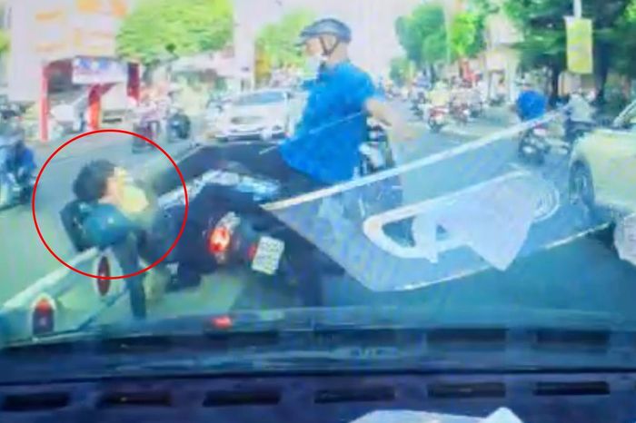 Đánh đập người đi đường tàn nhẫn sau khi va chạm giao thông ở TPHCM-1