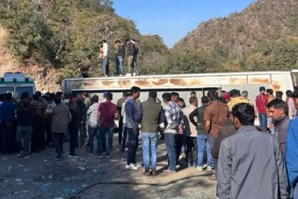 Lật xe buýt khi đi dã ngoại, 28 học sinh thương vong-1