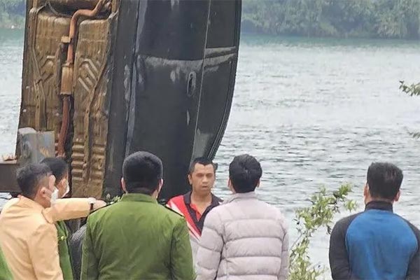 Thi thể nam giới trong ô tô dưới lòng hồ Hòa Bình là cán bộ ngân hàng-2