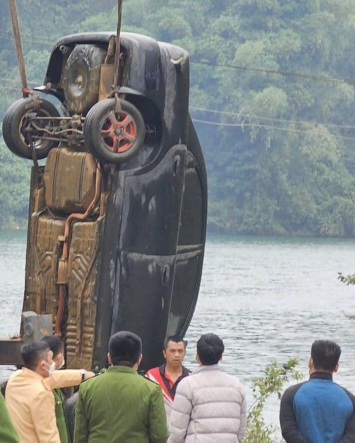 Phát hiện thi thể trong ô tô rơi xuống hồ thủy điện Hòa Bình-1