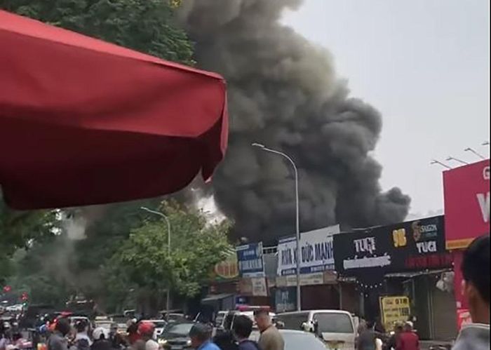 Cháy quán ăn trên phố Võ Thị Sáu, Hà Nội, khói bốc cao hàng chục mét-2