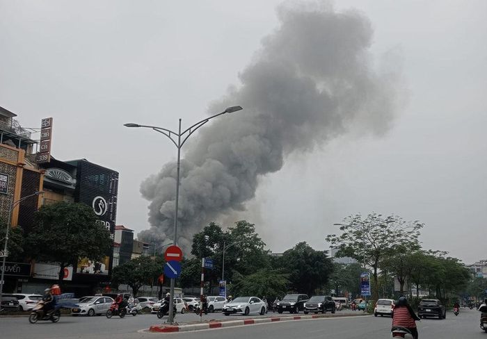 Cháy quán ăn trên phố Võ Thị Sáu, Hà Nội, khói bốc cao hàng chục mét-3