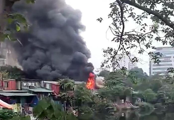 Cháy quán ăn trên phố Võ Thị Sáu, Hà Nội, khói bốc cao hàng chục mét-1