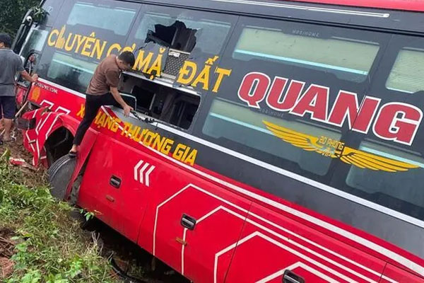 Tìm ô tô 7 chỗ tông gãy lan can cầu Đồng Nai, lao xuống sông mất tích-5