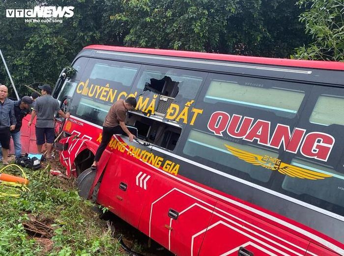 Xe khách lao xuống vực, nhiều người bị thương-3
