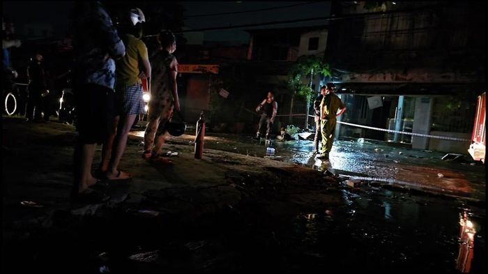 Cháy dữ dội tiệm spa lan qua 2 nhà hàng xóm ở Bình Tân-3