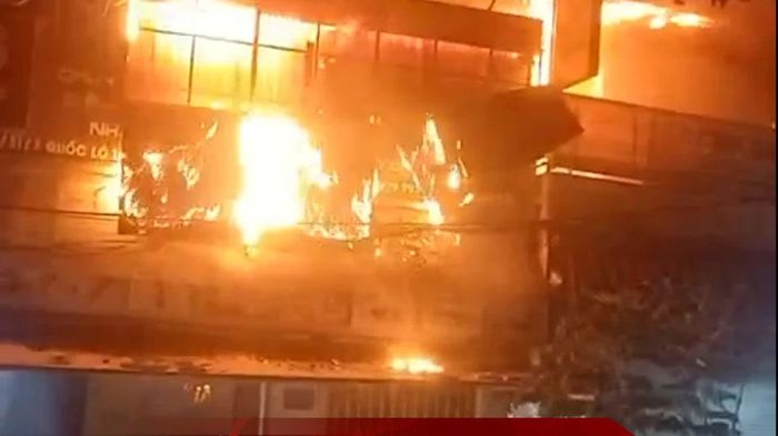 Cháy dữ dội tiệm spa lan qua 2 nhà hàng xóm ở Bình Tân-1