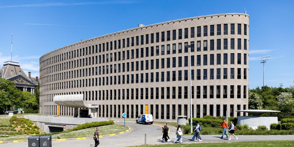 Giáo sư y khoa bị thu hồi bằng tiến sĩ vì gian lận dữ liệu nghiên cứu-1