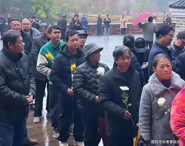 Dòng người đội mưa đến lễ tang nhà văn Quỳnh Dao-2