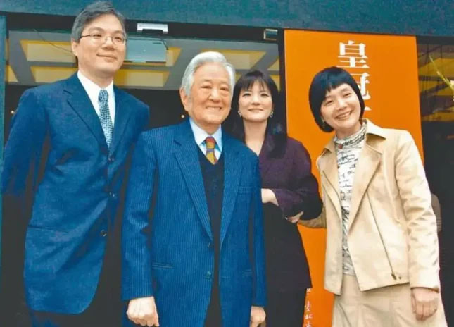 Dòng người đội mưa đến lễ tang nhà văn Quỳnh Dao-3