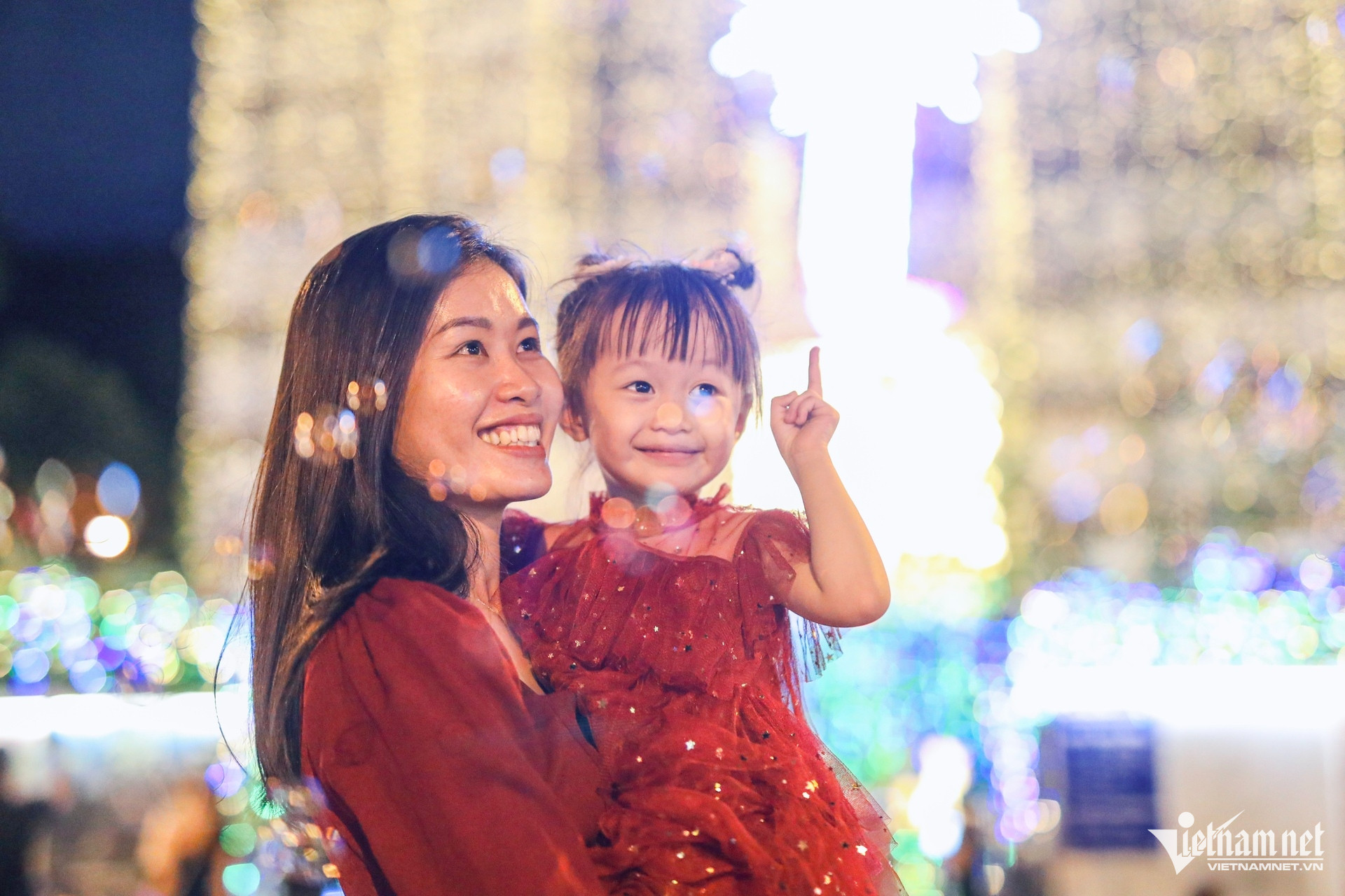 Nhà thờ Đức Bà rực rỡ trong đêm, người dân TPHCM đổ ra đường trước Noel-7