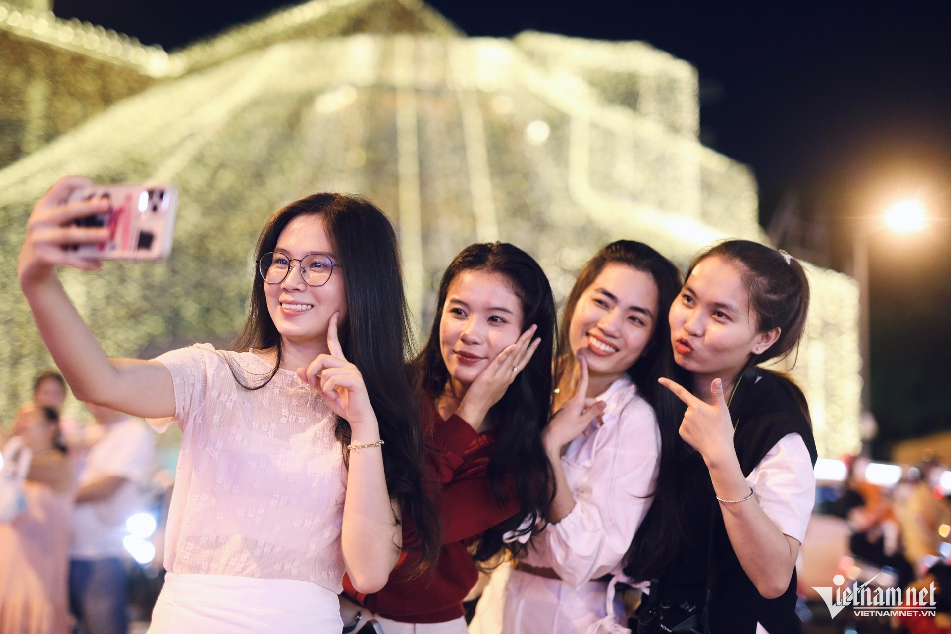 Nhà thờ Đức Bà rực rỡ trong đêm, người dân TPHCM đổ ra đường trước Noel-9