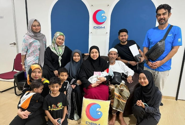 Cụ ông 80 tuổi và vợ 42 tuổi đón con đầu lòng, dân mạng xin vía-2