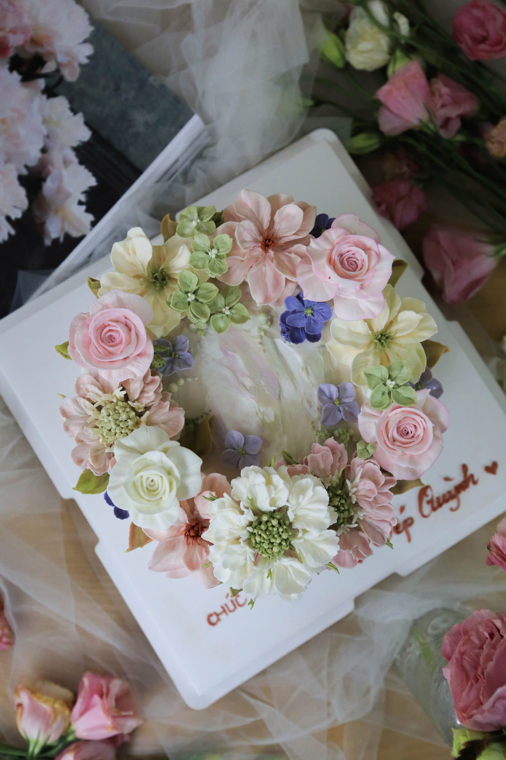 Bỏ việc văn phòng, người mẹ ở Hà Nội làm bánh hoa 10 triệu đồng gây tranh cãi-4