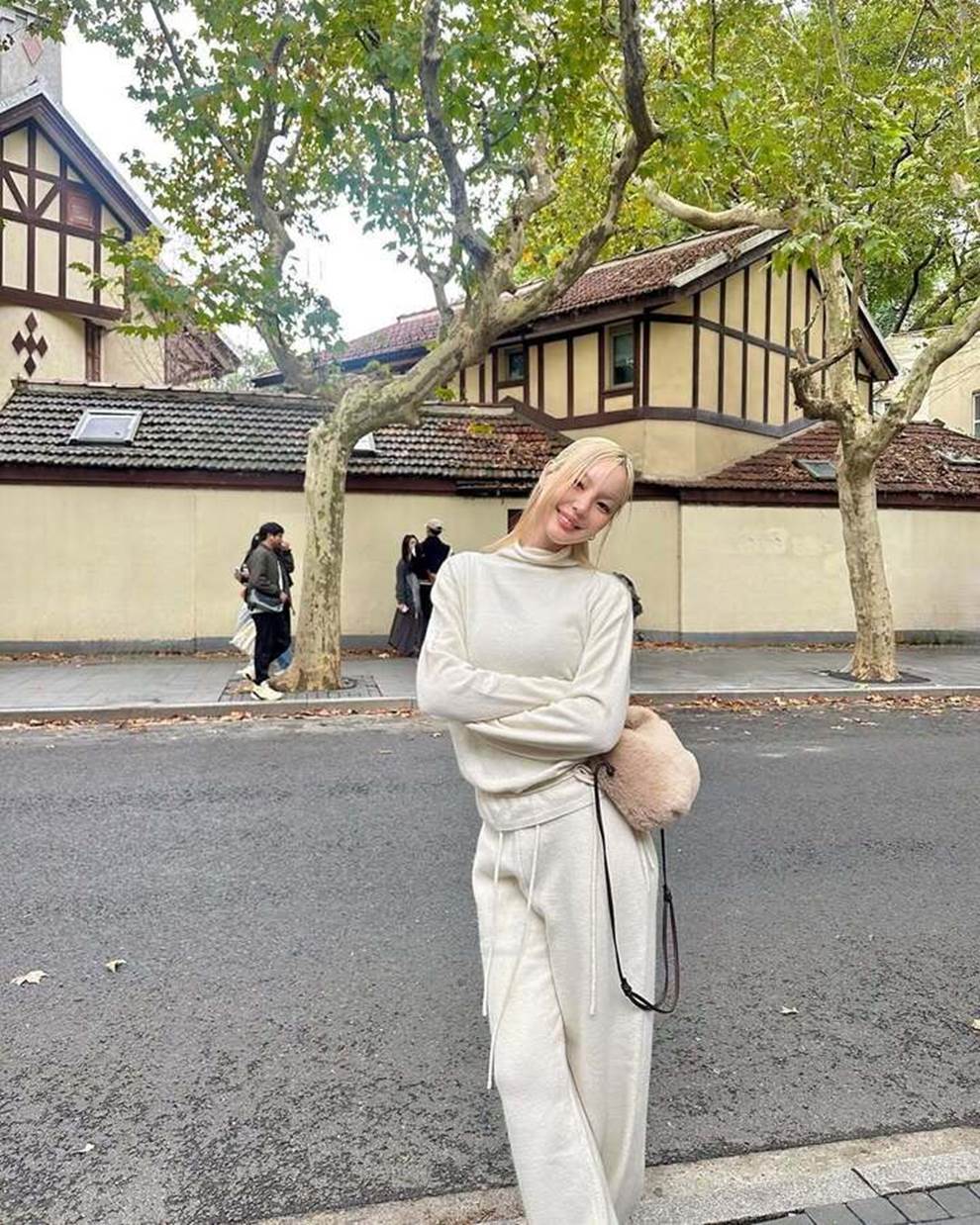 Áo nỉ mặc với quần gì?-4