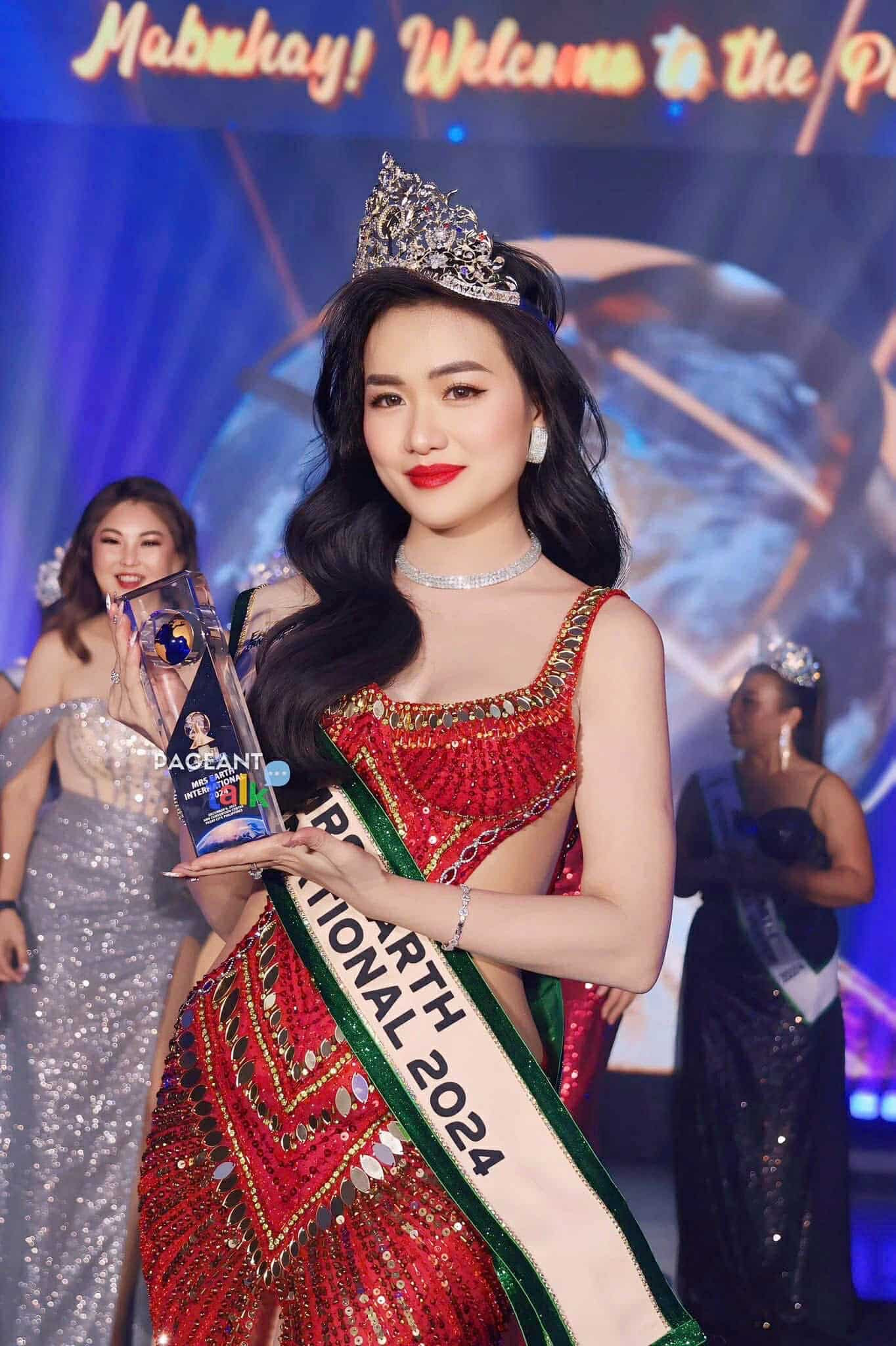 Nữ MC VTC1 giành vương miện Mrs Earth International 2024-1