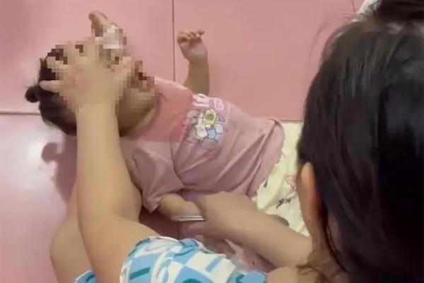 Vụ người phụ nữ bạo hành bé gái gây xôn xao mạng xã hội: Người mẹ sốc khi xem clip-2