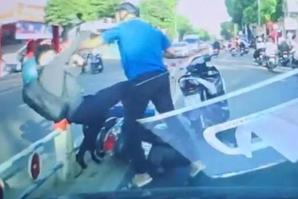 Đi đón con, tài xế xe sang Mercedes-Benz dừng giữa đường ngược chiều gây bức xúc-2