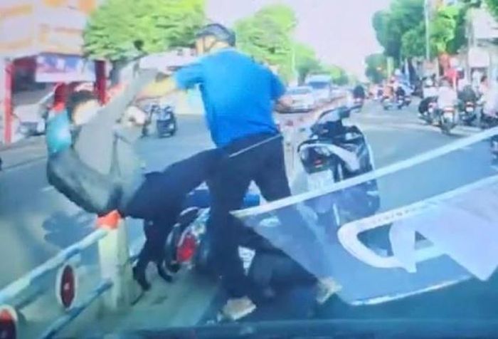 Cộng đồng mạng đang chia sẻ clip bé trai lịch sự sau va chạm giao thông-1