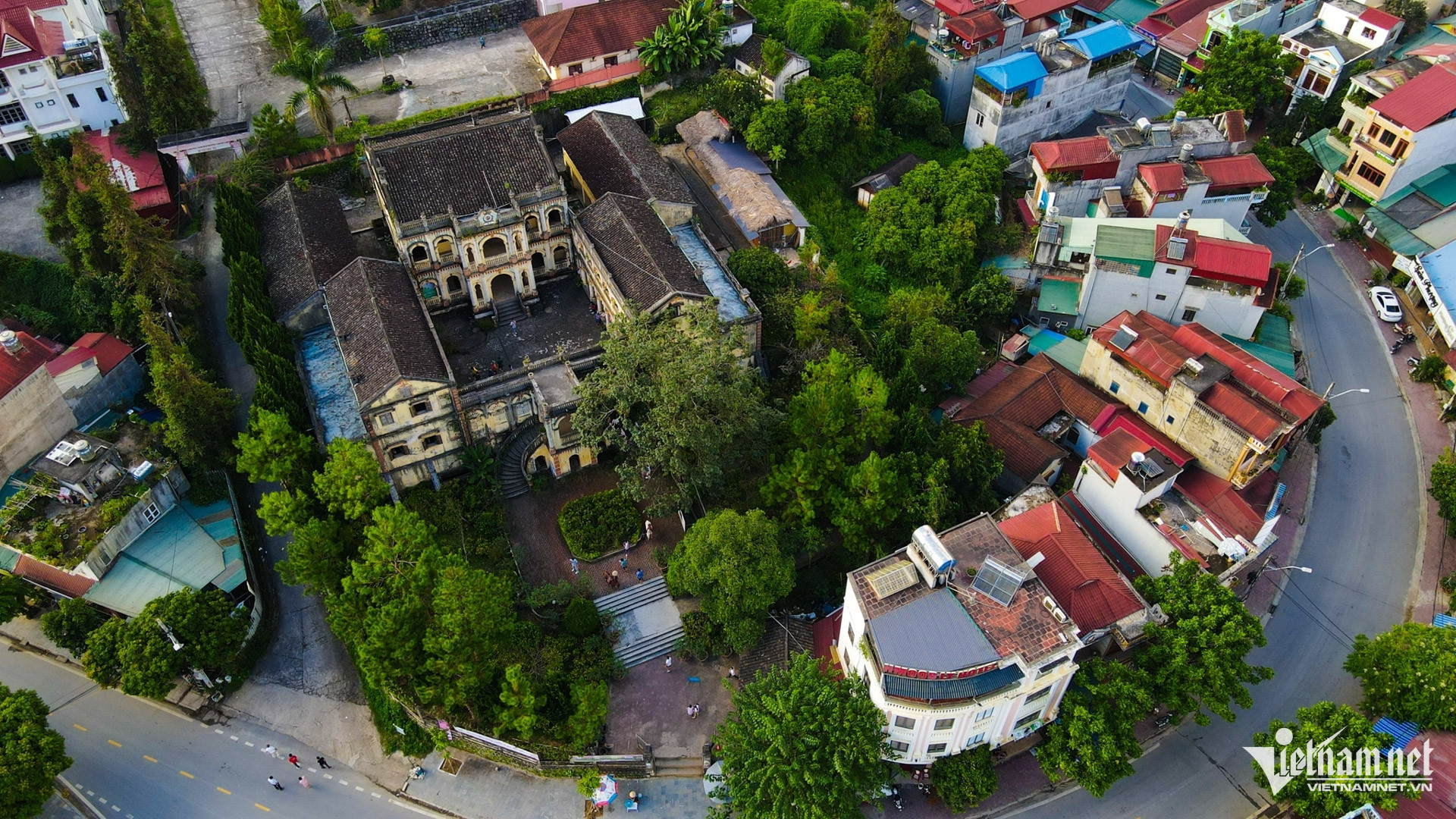 Đường đá cổ xuyên rừng đầy cảnh kỳ vĩ, hứa hẹn hút khách du lịch-1