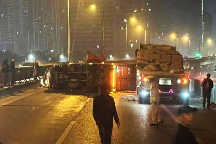 Tai nạn liên hoàn trên vành đai 3 Hà Nội, ô tô lật chắn ngang đường-1