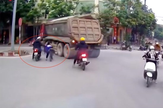 Hành động dứt khoát của người đi xe máy đã cứu cháu bé thoát khỏi bánh xe ben