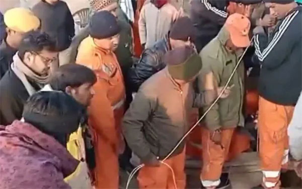 Nghẹt thở giải cứu bé trai 5 tuổi rơi xuống giếng sâu 45m-1