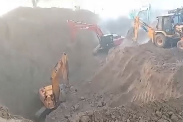 Chơi trên cánh đồng, bé trai 5 tuổi rơi xuống giếng sâu 10 mét-2