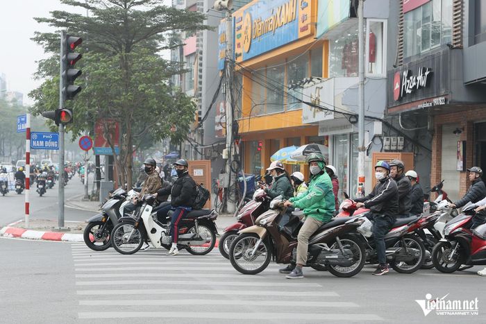 Cảnh nhan nhản người đi xe máy vượt đèn đỏ, gây rối loạn ngã tư ở Hà Nội-6