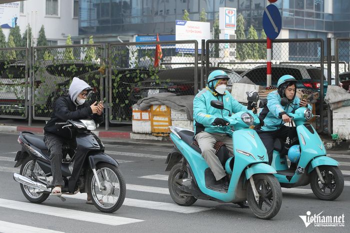 Cảnh nhan nhản người đi xe máy vượt đèn đỏ, gây rối loạn ngã tư ở Hà Nội-12