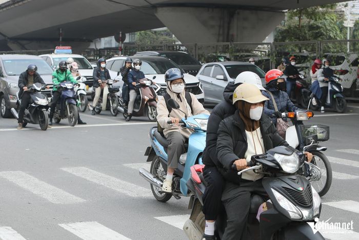 Cảnh nhan nhản người đi xe máy vượt đèn đỏ, gây rối loạn ngã tư ở Hà Nội-13