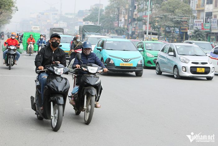 Cảnh nhan nhản người đi xe máy vượt đèn đỏ, gây rối loạn ngã tư ở Hà Nội-17