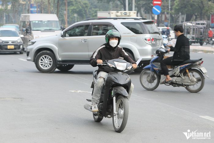 Cảnh nhan nhản người đi xe máy vượt đèn đỏ, gây rối loạn ngã tư ở Hà Nội-10