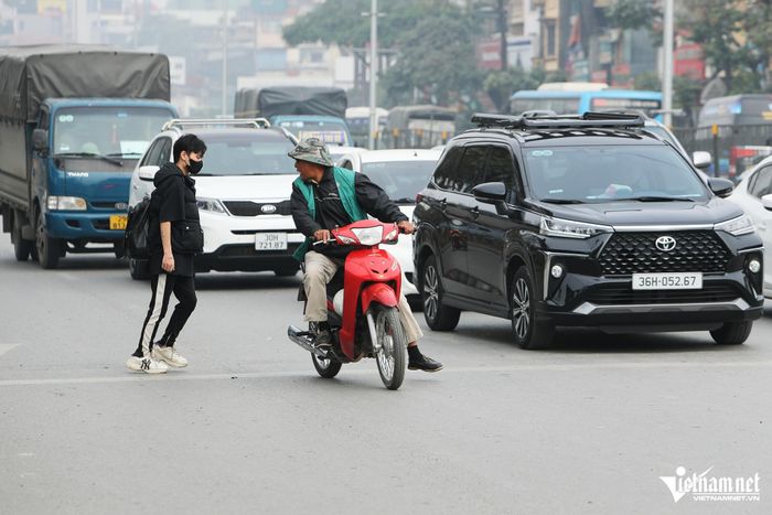 Cảnh nhan nhản người đi xe máy vượt đèn đỏ, gây rối loạn ngã tư ở Hà Nội-14