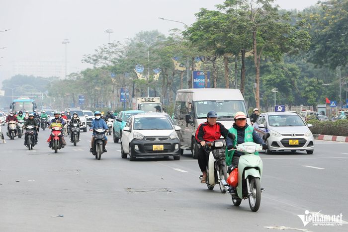 Cảnh nhan nhản người đi xe máy vượt đèn đỏ, gây rối loạn ngã tư ở Hà Nội-7