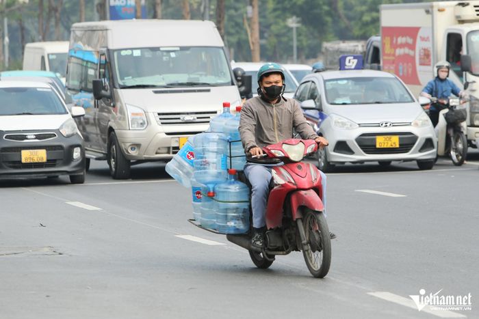 Cảnh nhan nhản người đi xe máy vượt đèn đỏ, gây rối loạn ngã tư ở Hà Nội-8
