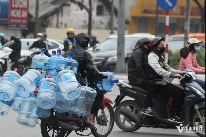 Cảnh nhan nhản người đi xe máy vượt đèn đỏ, gây rối loạn ngã tư ở Hà Nội-2