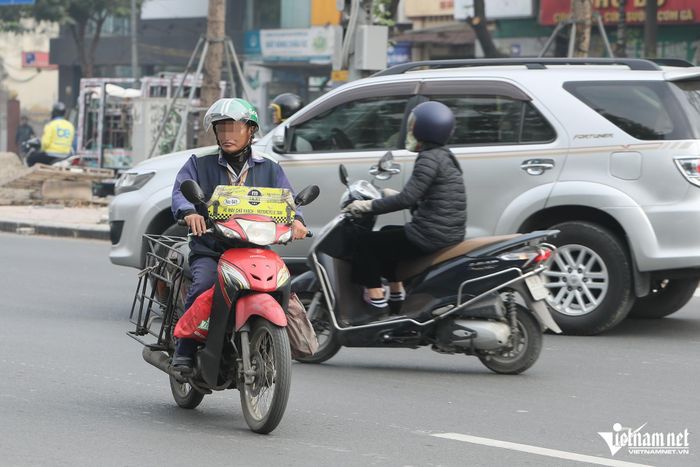 Cảnh nhan nhản người đi xe máy vượt đèn đỏ, gây rối loạn ngã tư ở Hà Nội-9