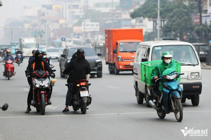 Cảnh nhan nhản người đi xe máy vượt đèn đỏ, gây rối loạn ngã tư ở Hà Nội-15