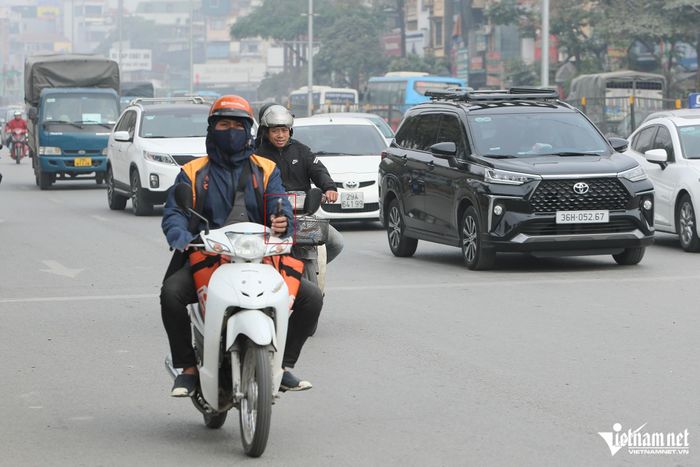 Cảnh nhan nhản người đi xe máy vượt đèn đỏ, gây rối loạn ngã tư ở Hà Nội-18