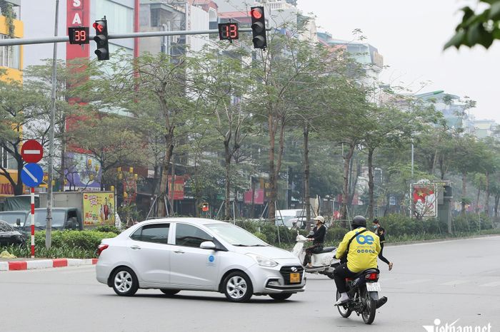 Cảnh nhan nhản người đi xe máy vượt đèn đỏ, gây rối loạn ngã tư ở Hà Nội-1