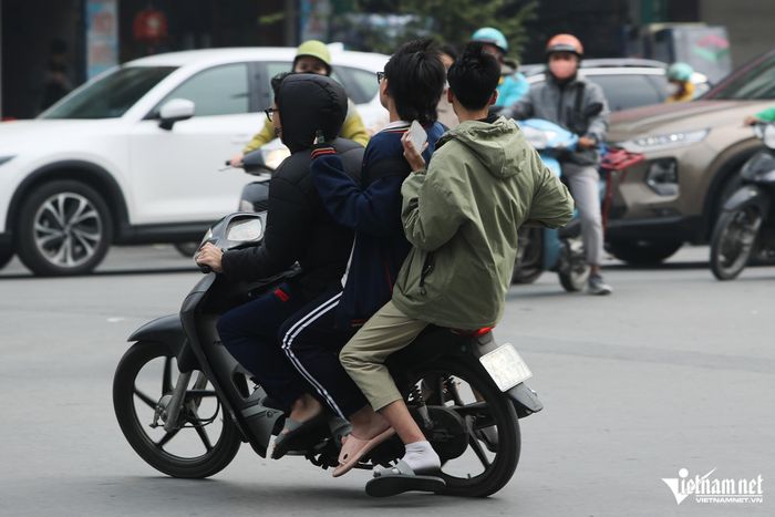 Cảnh nhan nhản người đi xe máy vượt đèn đỏ, gây rối loạn ngã tư ở Hà Nội-5