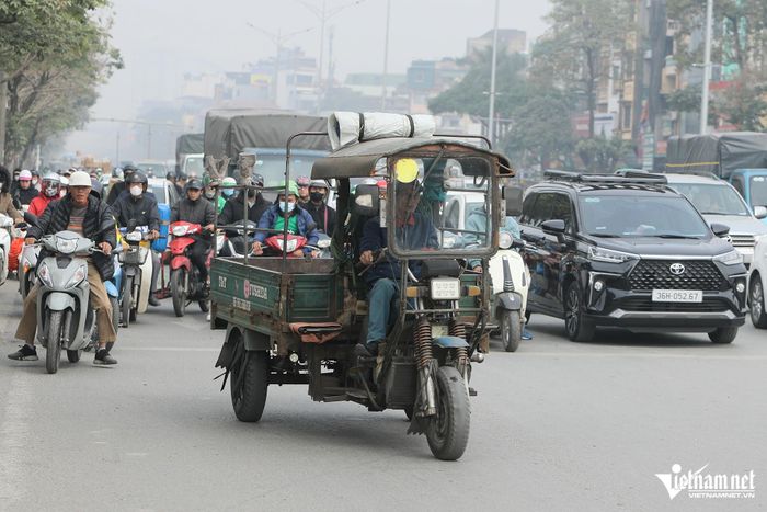 Cảnh nhan nhản người đi xe máy vượt đèn đỏ, gây rối loạn ngã tư ở Hà Nội-16
